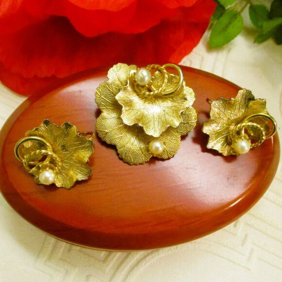 VINTAGE Cultured Pearls Gold Plate Brooch Earrings Set ~ Gold Leaf Swirl Pearls - Picture 12 of 16